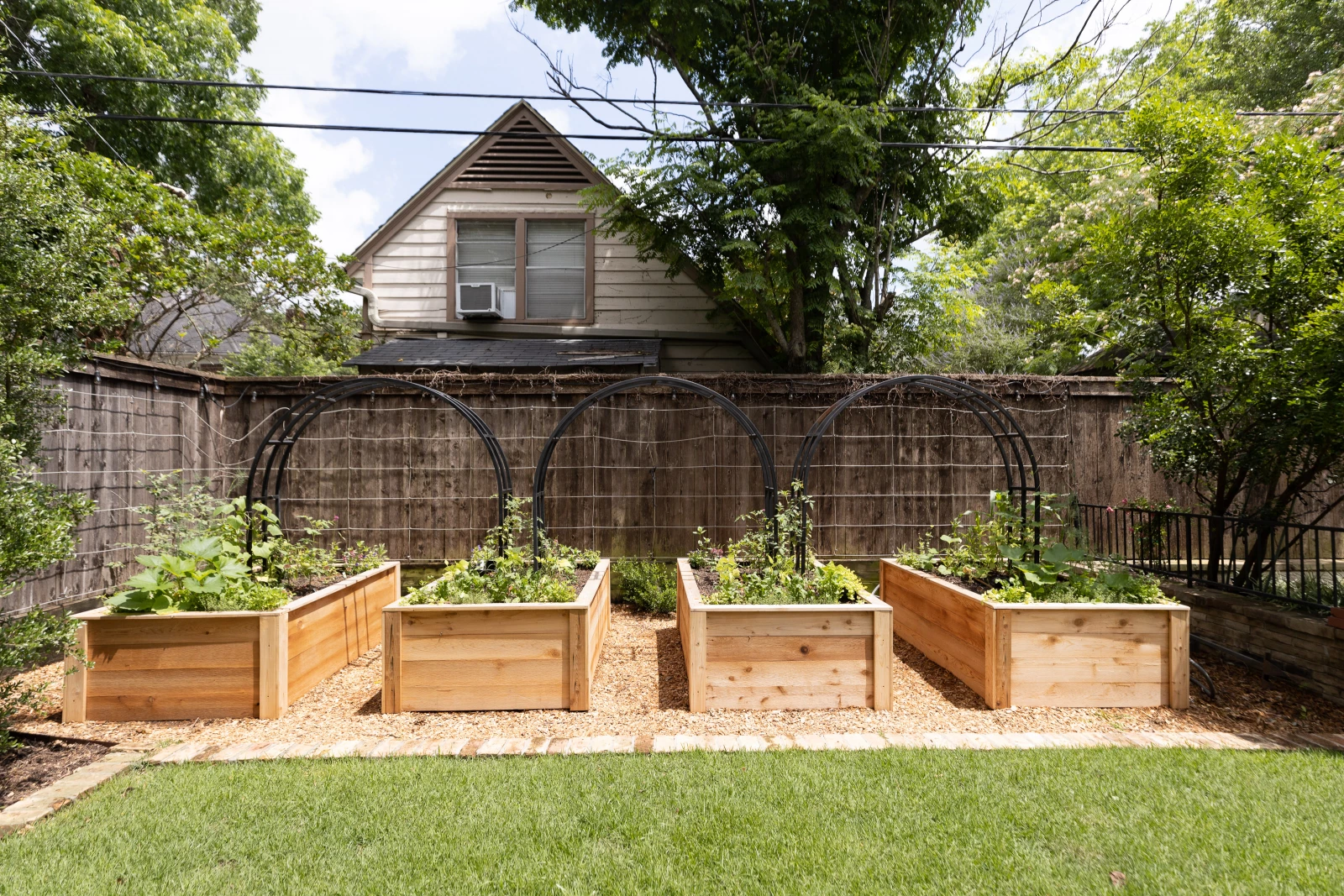 thumbnail image 2 of Grassroots Fabric Raised Garden Bed 4'x4' With Trellis Fittings – 170 Gal – Outdoor/Indoor 2 of 5